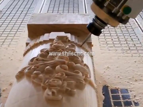 帶自動換刀裝置的4軸自動換刀數(shù)控銑床