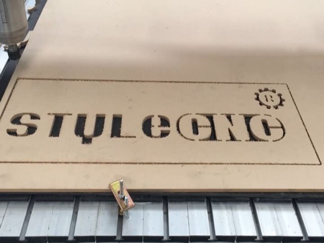 數(shù)控雕刻機(jī)用于木質(zhì)標(biāo)牌切割項(xiàng)目