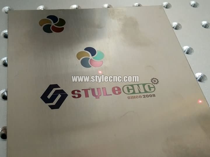 不銹鋼標牌制作項目采用彩色激光雕刻機