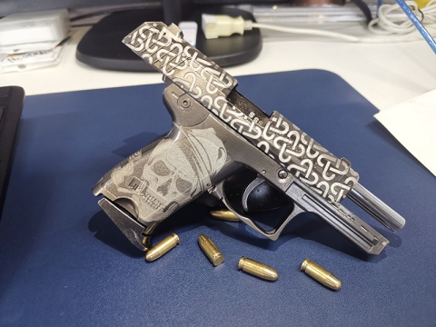 如何使用光纖激光深雕機 DIY 定制槍支？